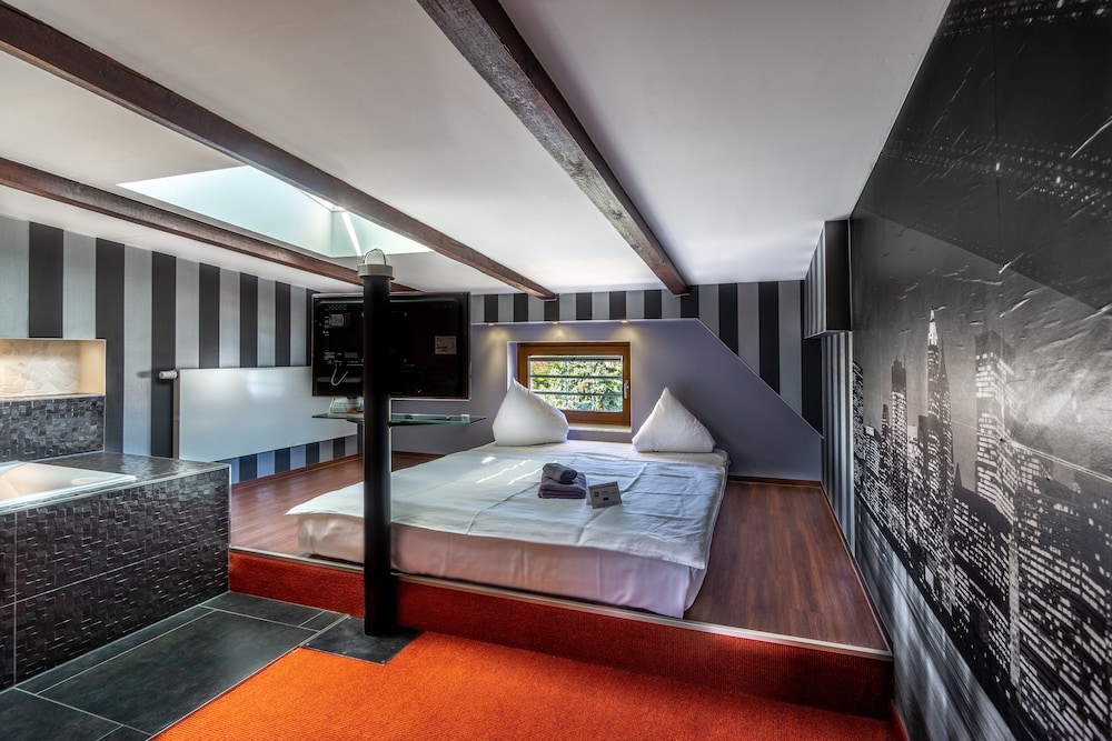 Family Suite, Bathtub photo 2