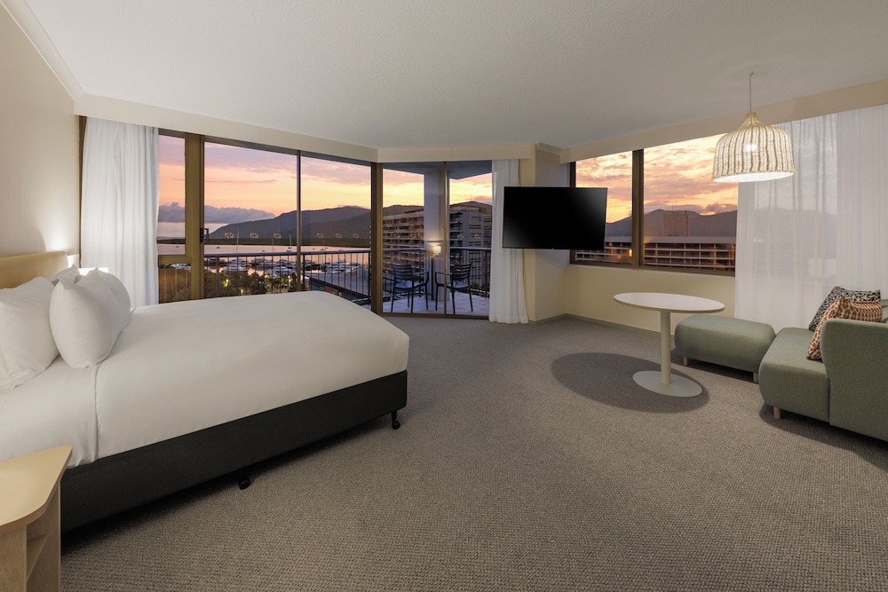 Premium Studio Suite, 1 King Bed thumbnail 6