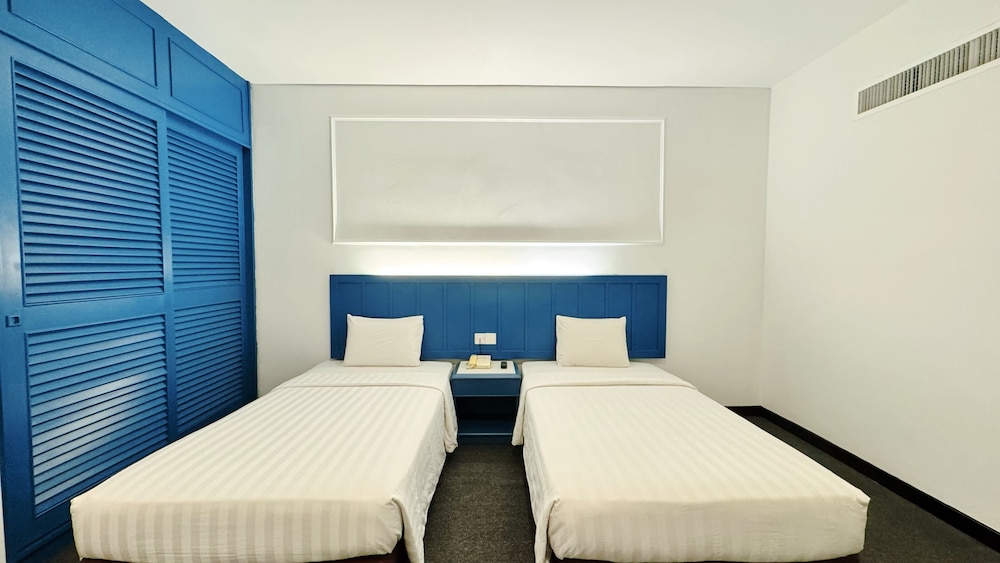 Deluxe Twin Room, 2 Twin Beds, No Windows photo 2