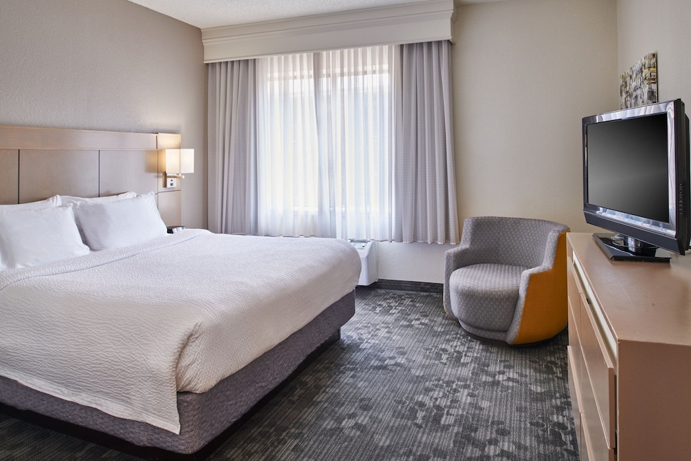 Suite, 1 Bedroom - Photo 2