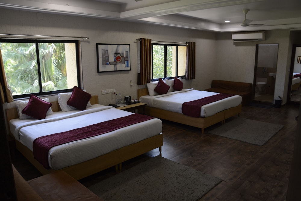Basic Quadruple Room, 1 King Bed, Non Smoking, Mountain View photo 2