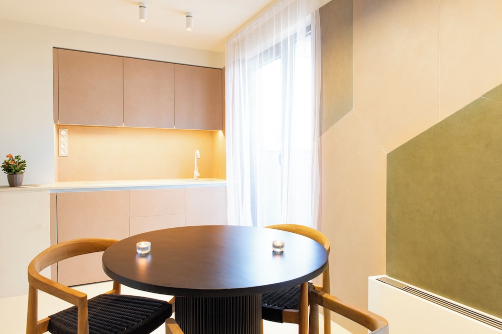 Luxury Apartment - Photo 8