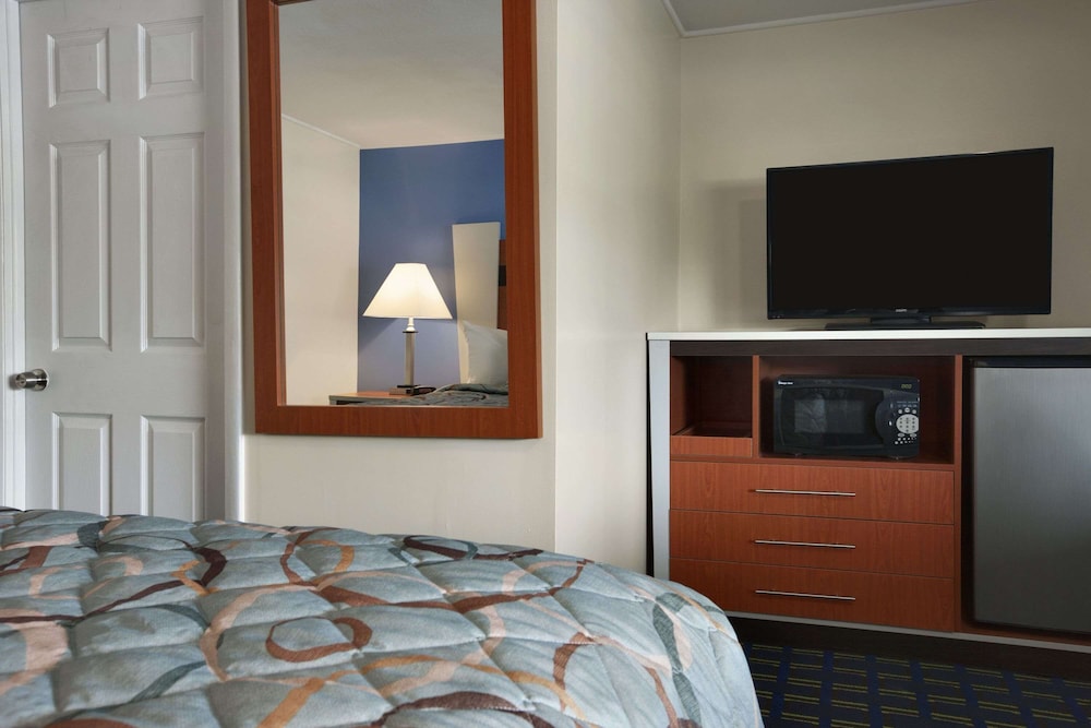 Room, 1 King Bed, Non Smoking - Photo 2