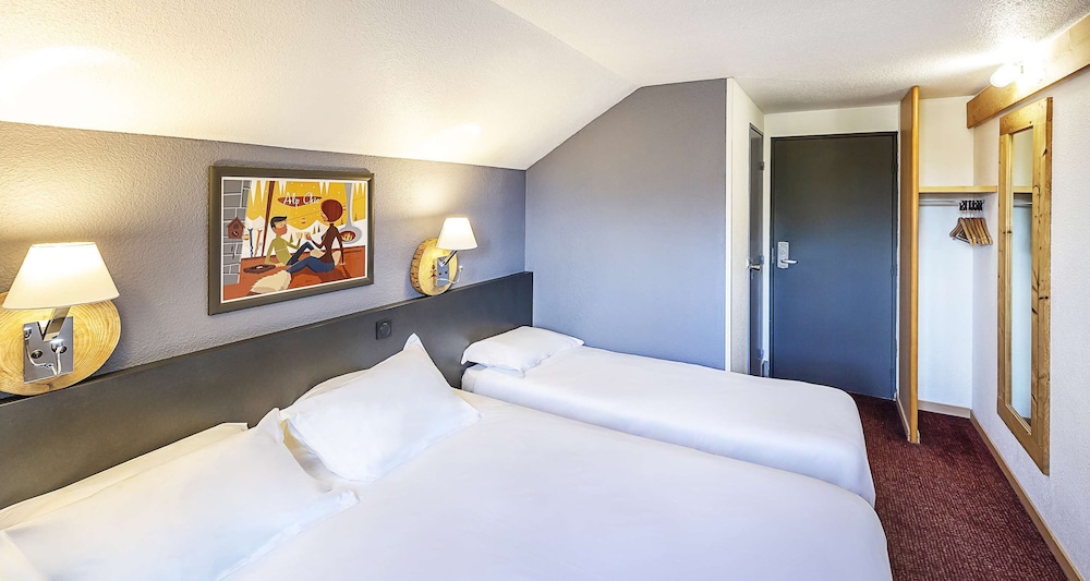 Standard Room, 1 Queen Bed, Non Smoking (with Sofabed) - Photo 3