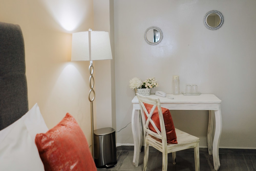 Deluxe Room, 1 King Bed, City View, Tower photo 3