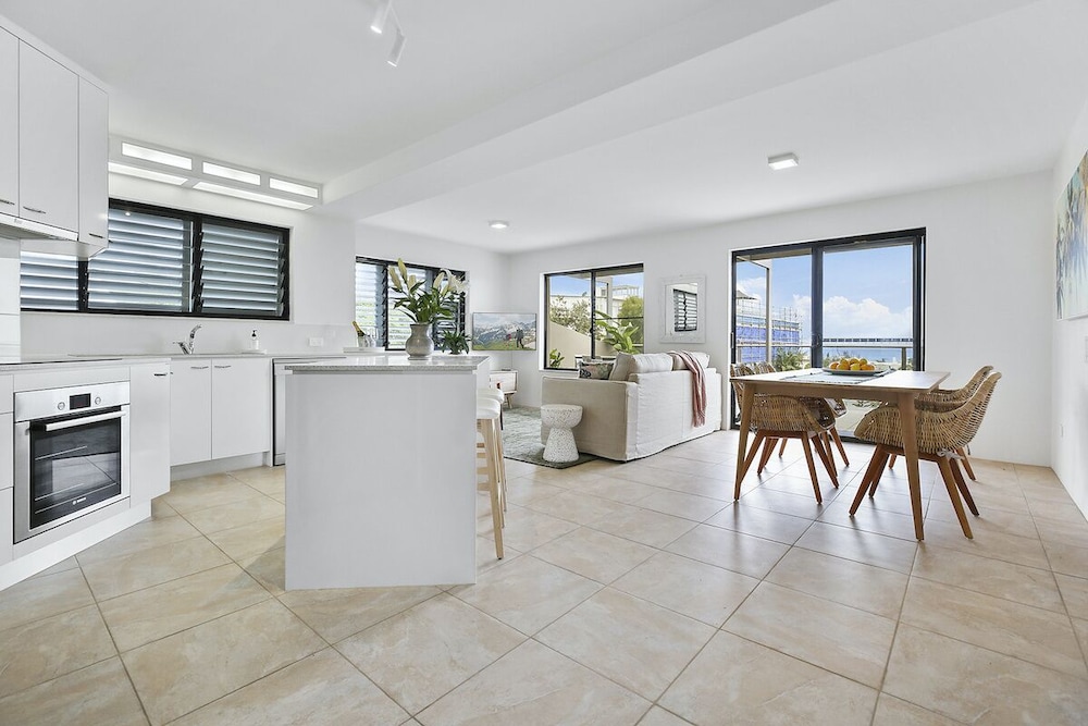 Deluxe Apartment, 1 King Bed, Balcony, Ocean View