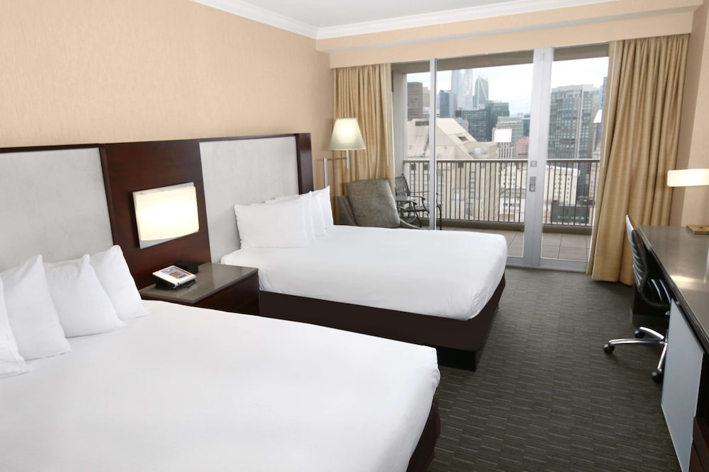Balcony Skyline View - 2 Double Beds - Photo 4