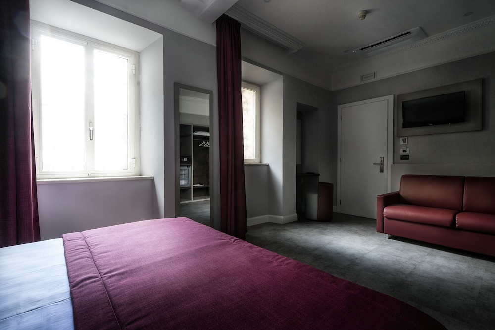 Deluxe Triple Room thumbnail 6