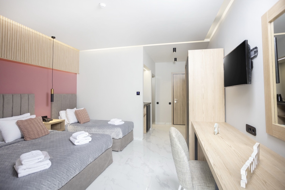 Grand Triple Room, Pool View photo 2