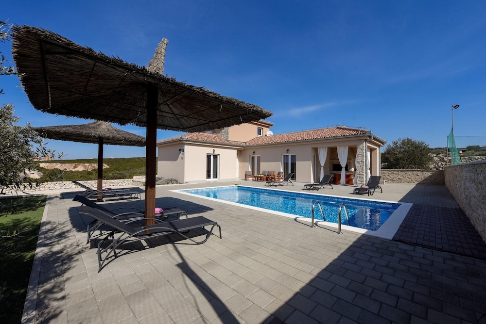 Villa photo 2