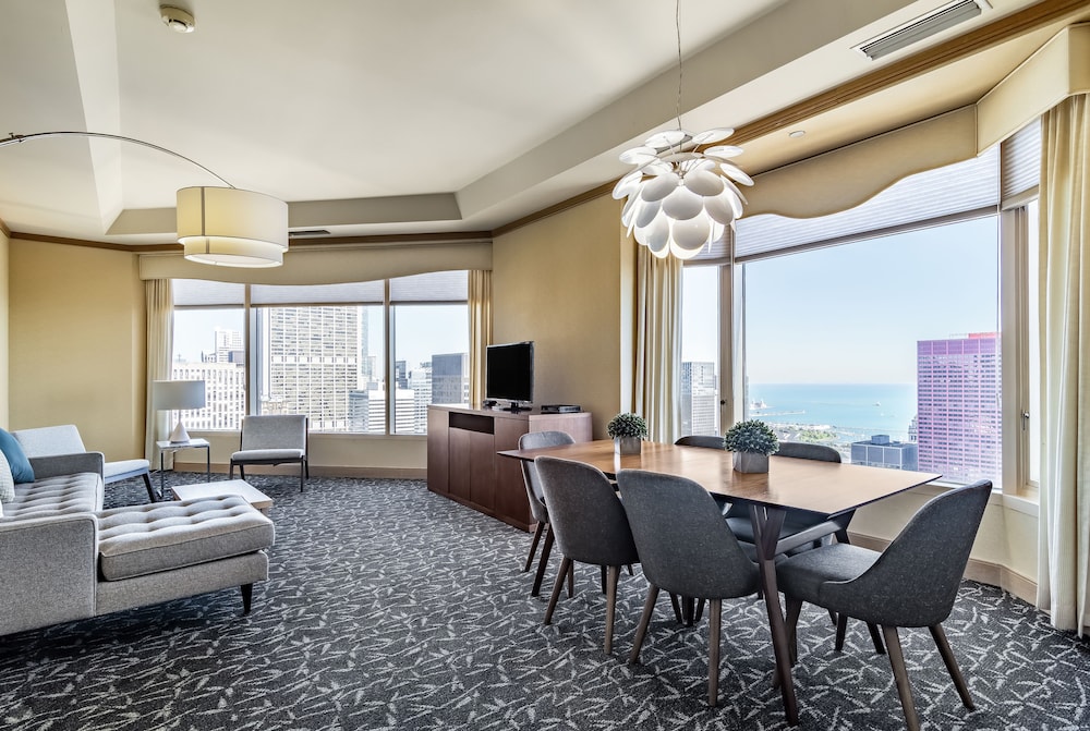 Suite, 1 King Bed with Sofa bed