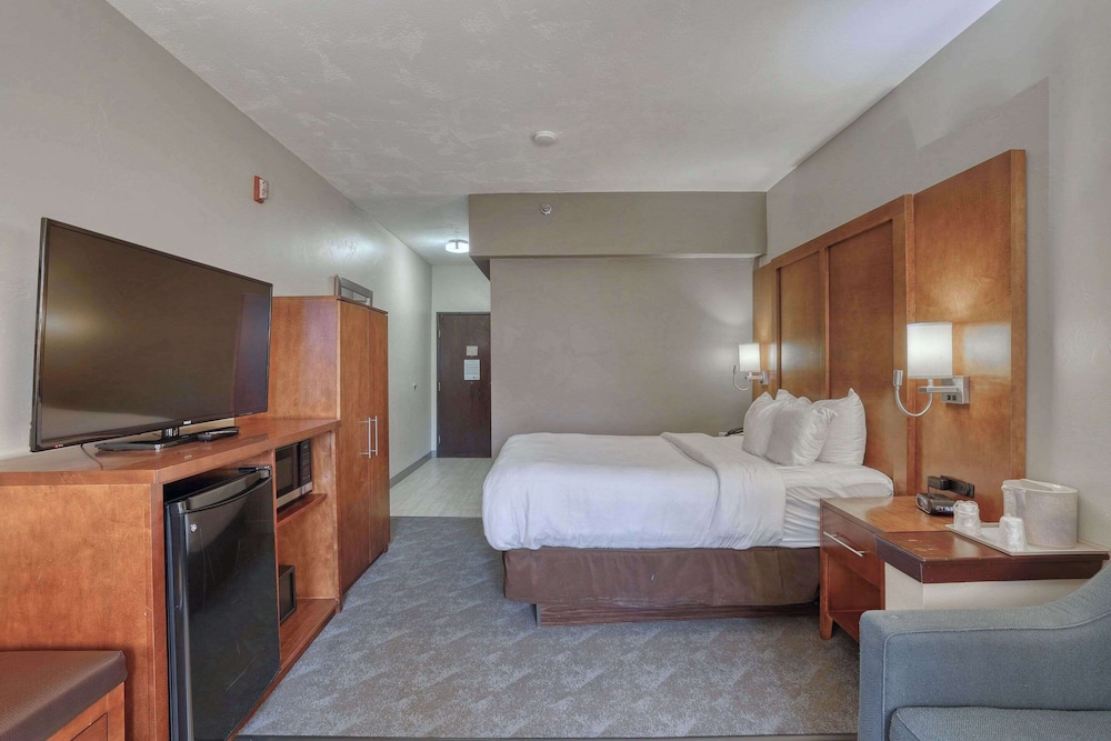 Suite, 1 Double Bed with Sofa bed, Accessible, Non Smoking - Photo 1
