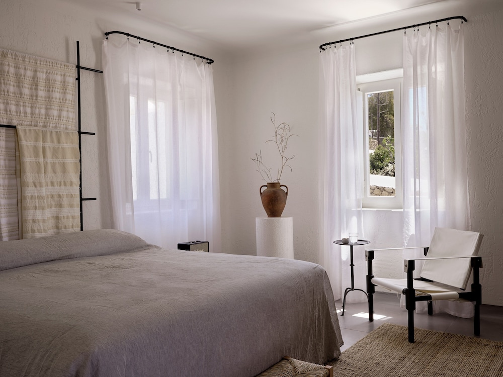 Bohemian Sunset & Sea View Suite with Heated Plunge Pool thumbnail 6