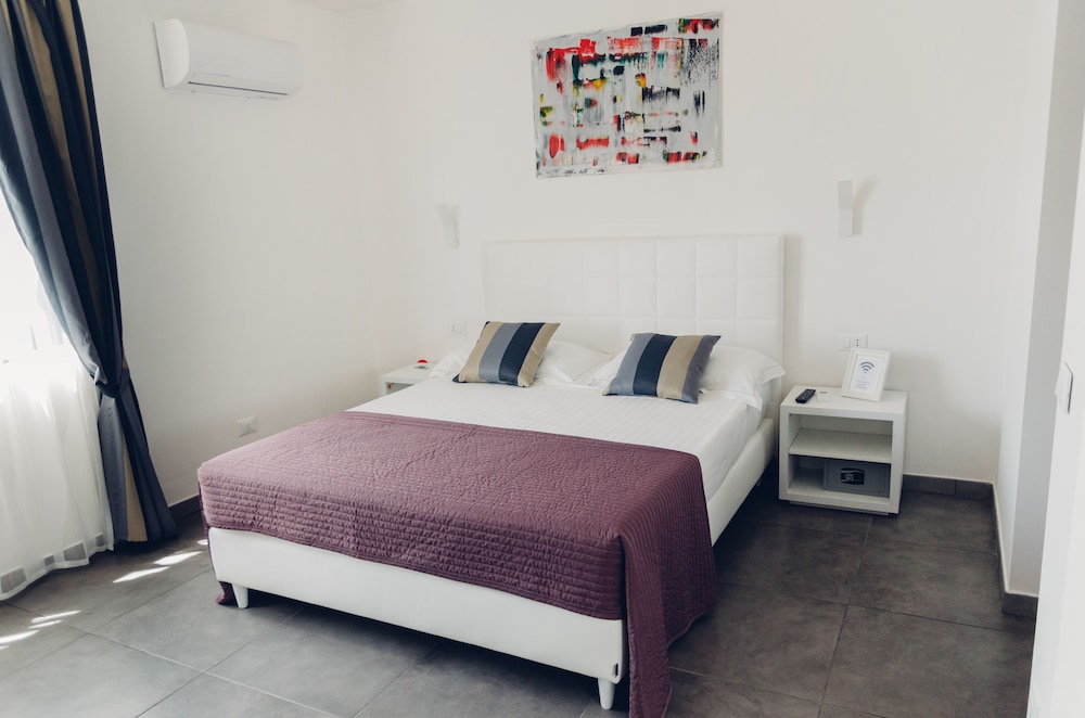 Deluxe Suite, 1 Queen Bed, Jetted Tub, Tower photo 3