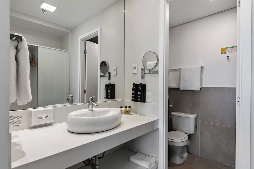 Suite, 2 Bedrooms, Kitchen (High Floor) - Photo 17