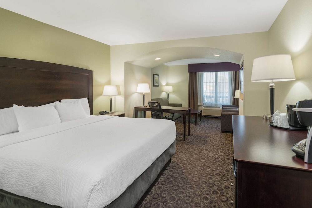 Deluxe Suite, 1 King Bed with Sofa bed, Non Smoking (Various Views) thumbnail 5