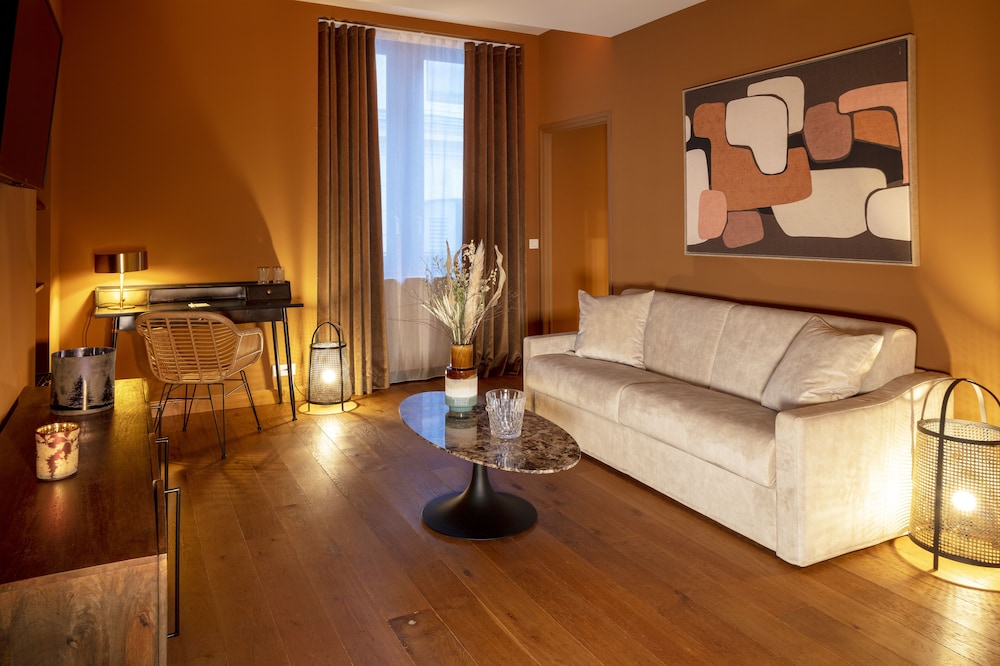 Executive Suite - Photo 7