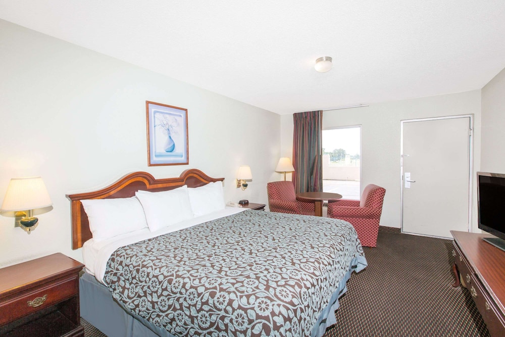 Standard Room, 1 King Bed - Photo 1