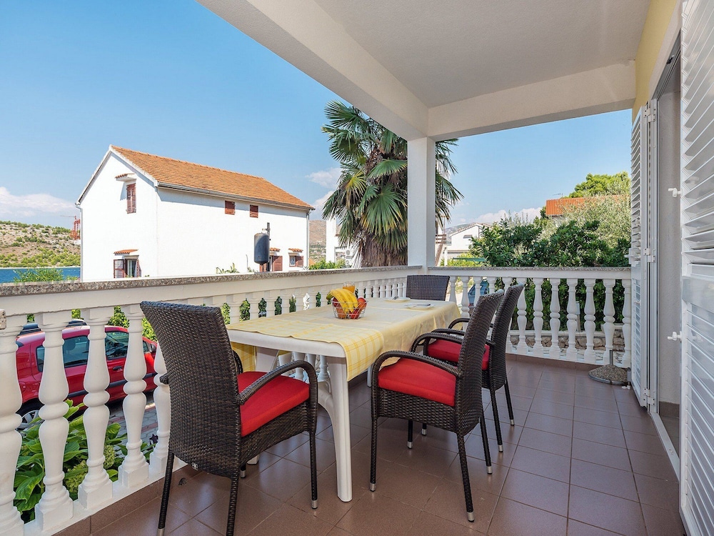 Apartment (One Bedroom Apartment with Terrace an)
