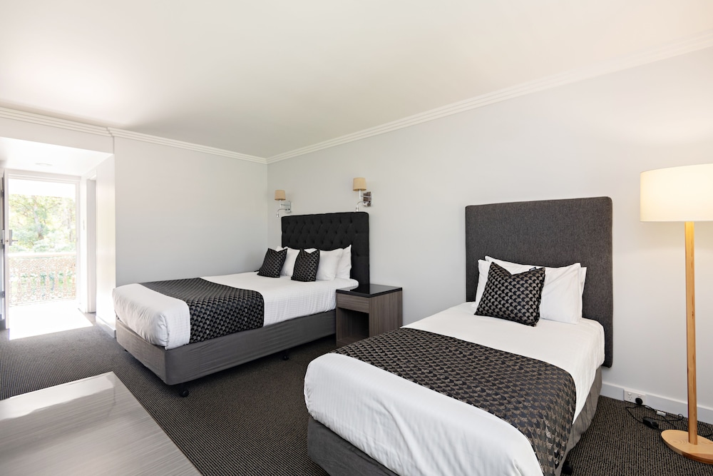 Superior Room, Multiple Beds, Garden View, Free Wi-Fi & Parking photo 2