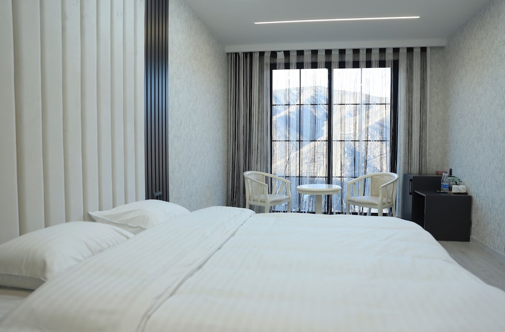 Comfort Room, Mountain View, Poolside