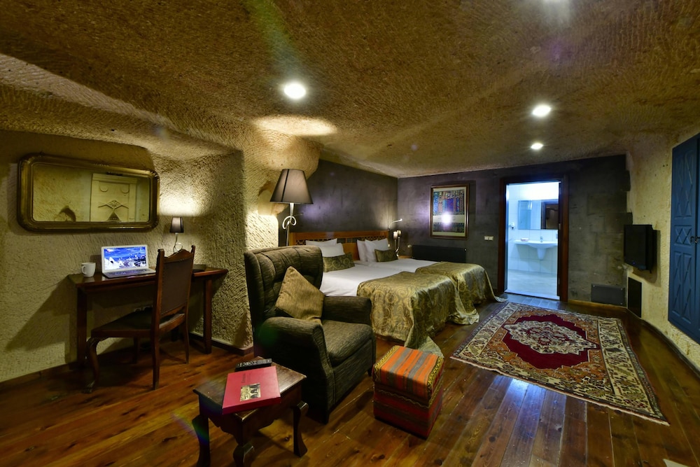 Superior Suite (Cave) - Photo 2