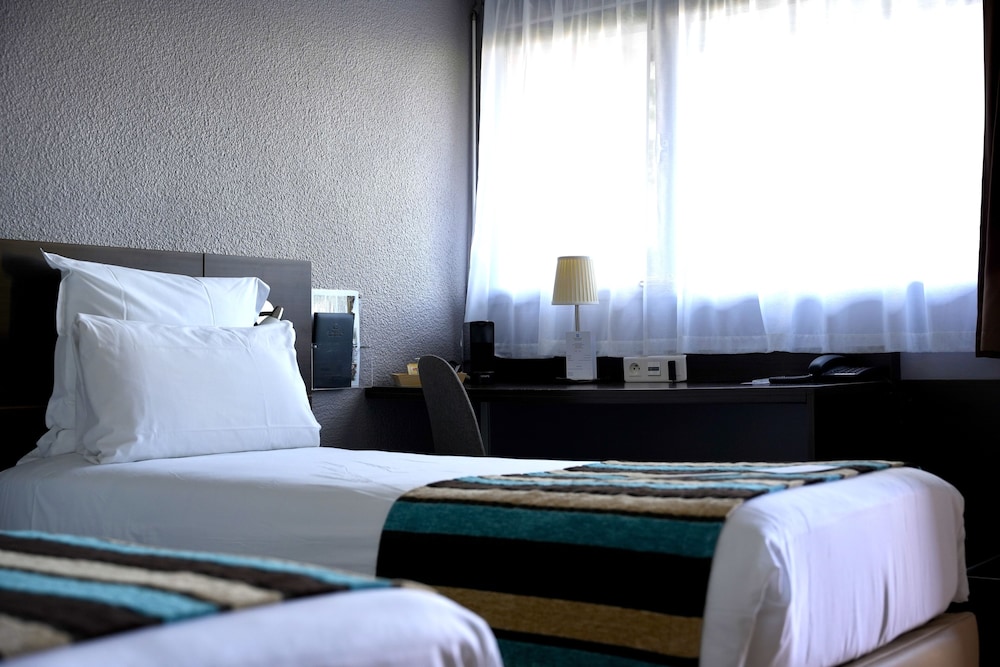 Comfort Room, 2 Twin Beds, Non Smoking thumbnail 6