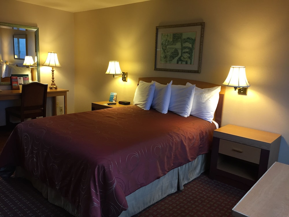 Queen Bed Non Harbor View Room photo 2