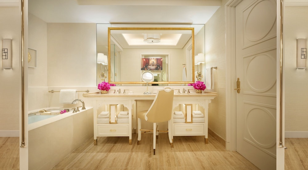 Palace Queen Room photo 2