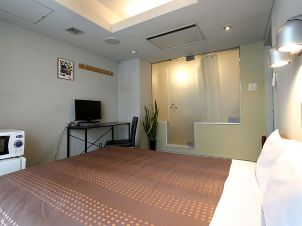 Double Room, Smoking