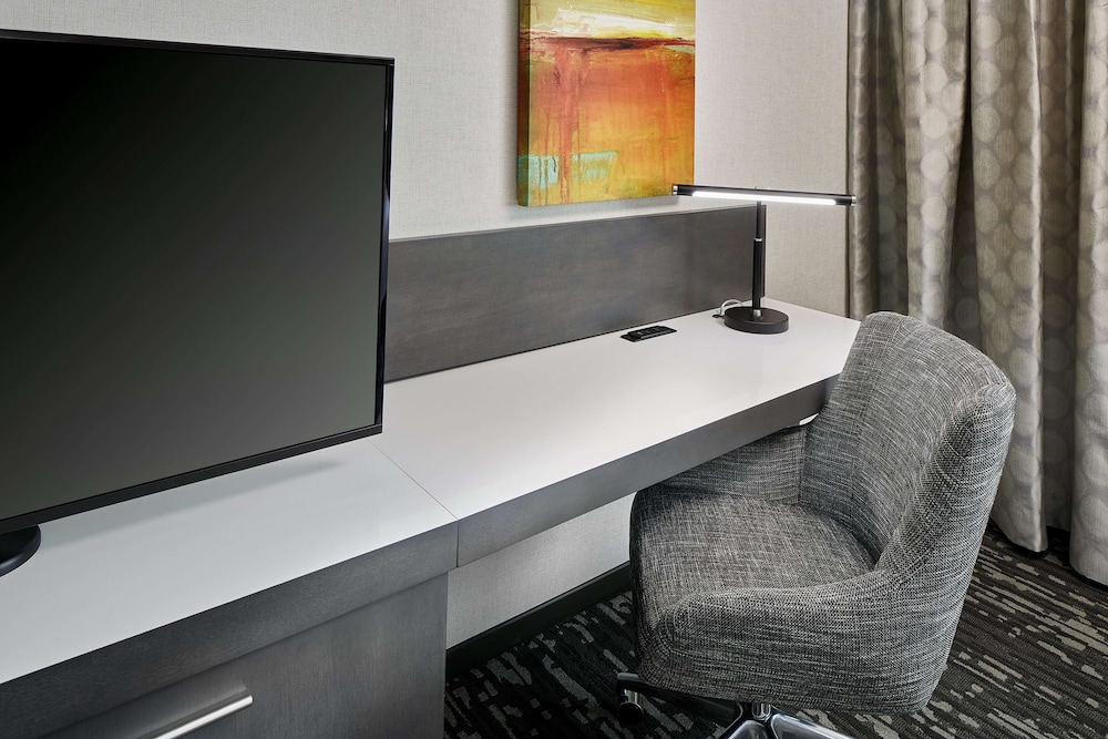 Room, 1 King Bed, Accessible, Non Smoking (mob/hearing acc w/ roll-in shower)