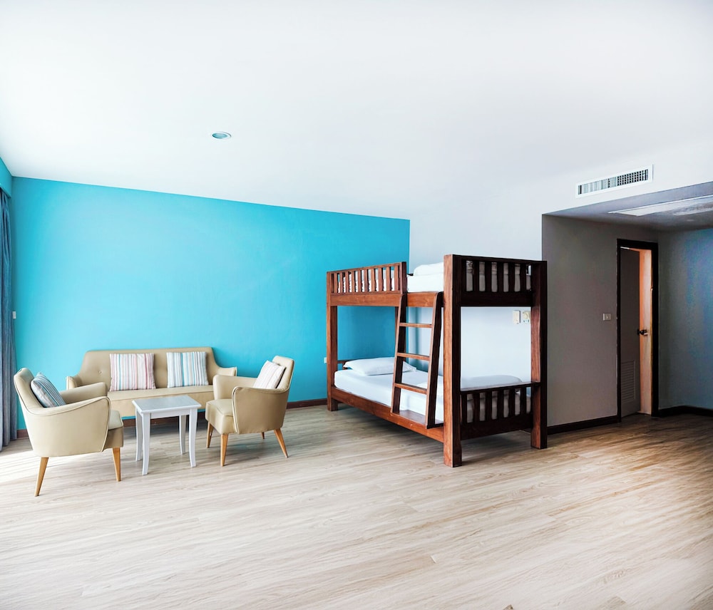 Family Pool View - 1 King and Bunk Bed - Photo 4