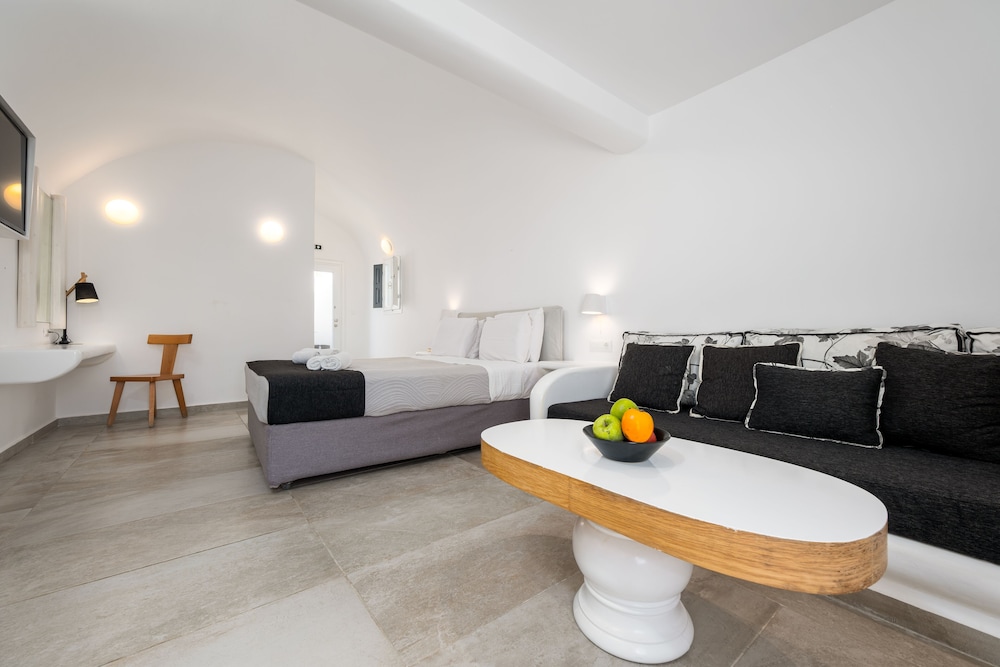 Honeymoon Suite with Plunge Pool & Caldera View - Photo 5