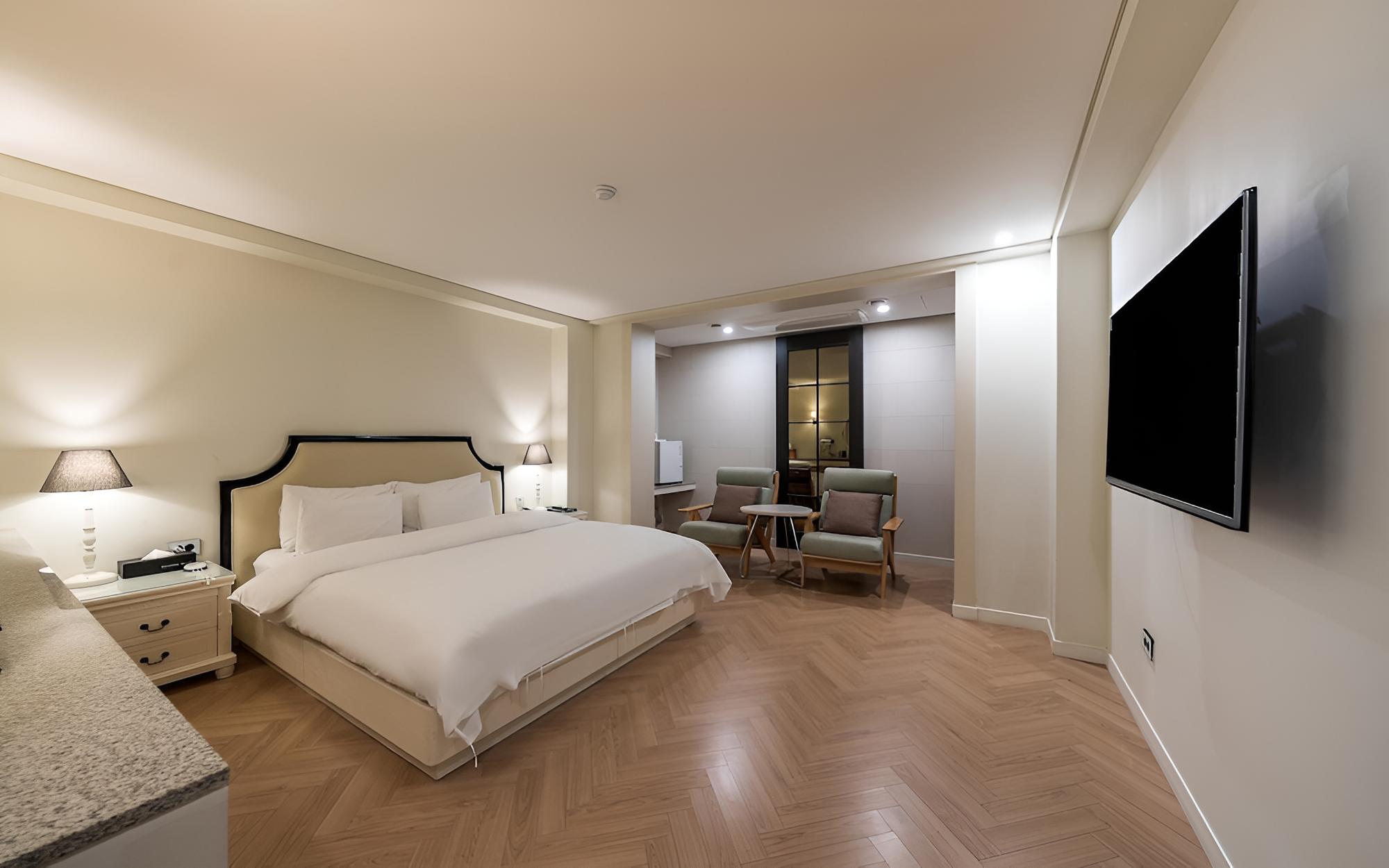 Room (Deluxe (Random room assignment)) - Photo 2