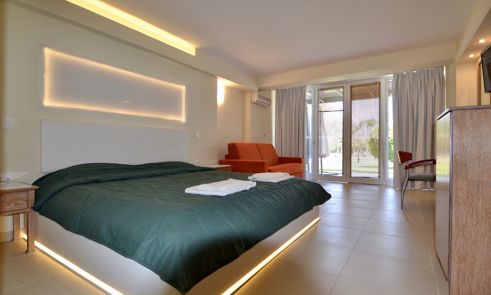 Family Double Room, Pool Access, Pool View