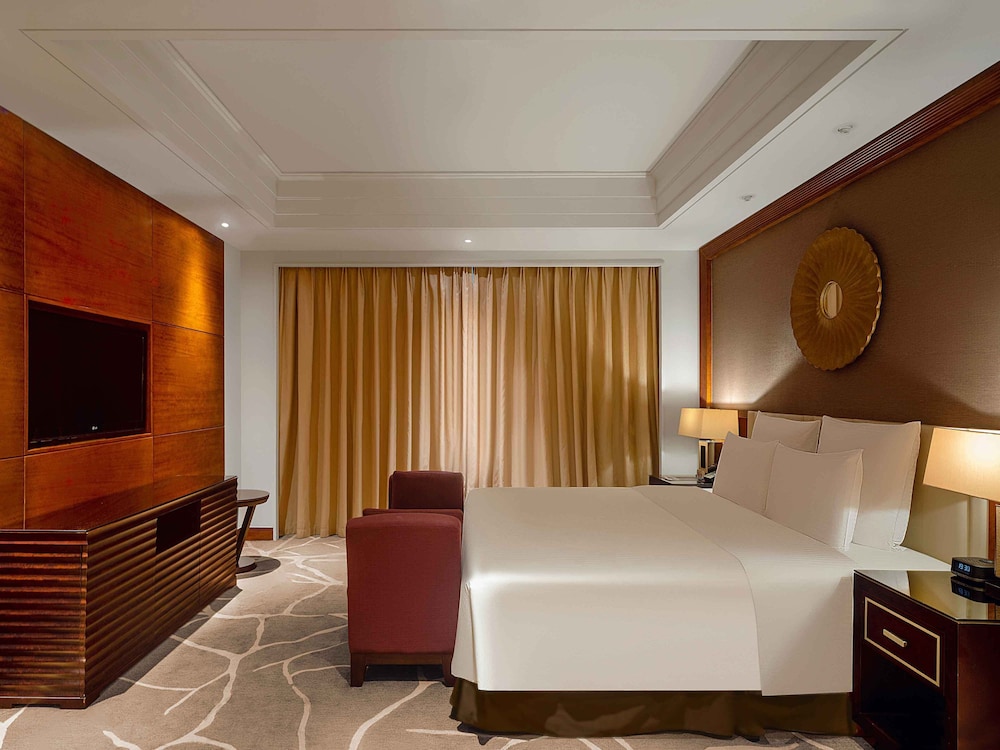 Deluxe Suite, 1 King Bed, Balcony, Sea View - Photo 1