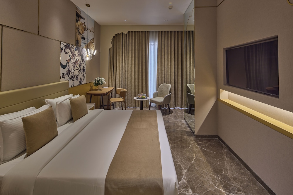 Executive Suite with Bathtub