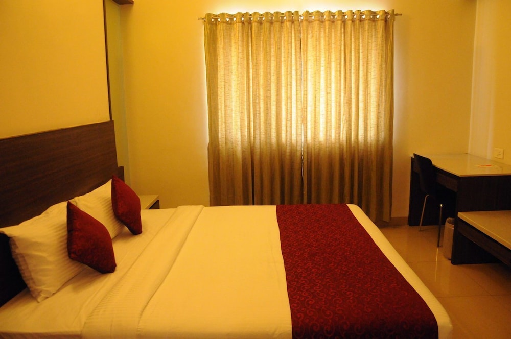 Royal Suite, 1 King Bed, Non Smoking, Private Bathroom photo 3