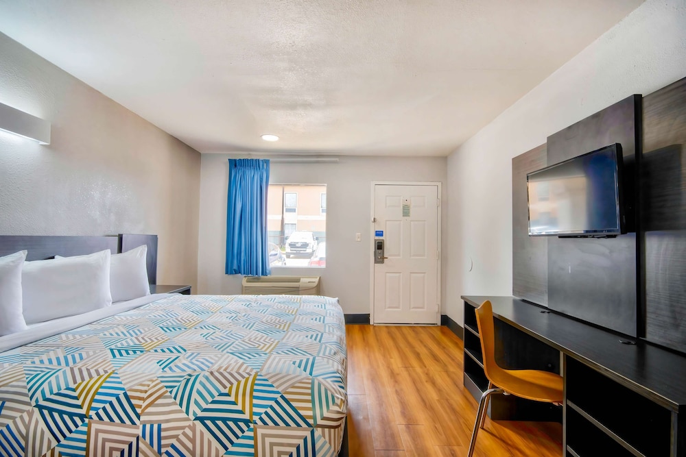 Standard Room, 1 King Bed, Non Smoking - Photo 6
