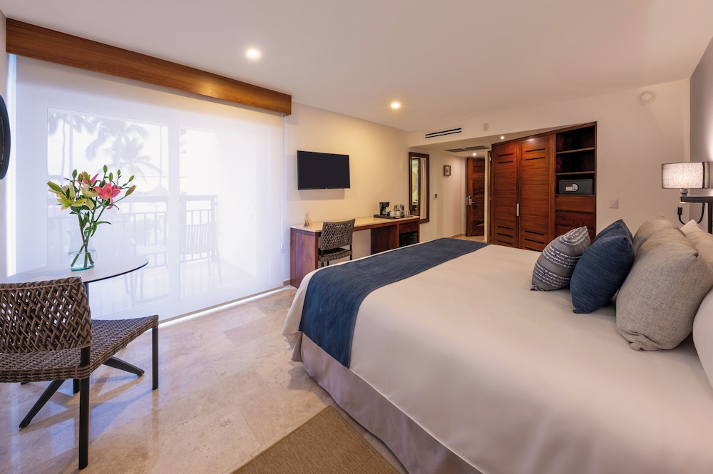 Deluxe King Bed photo 2