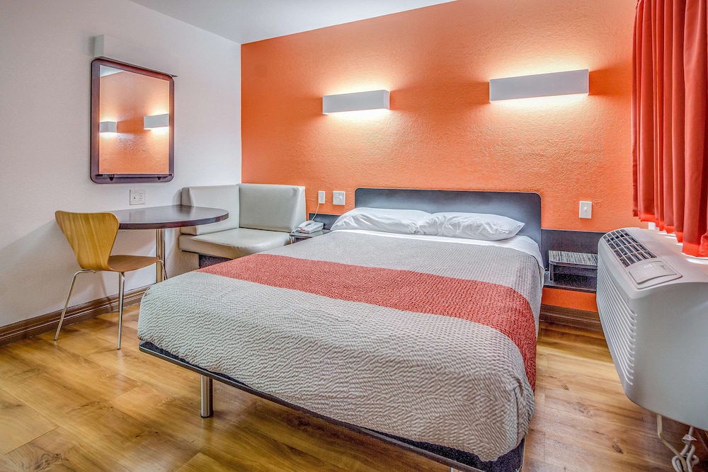 Standard Room, 1 Queen Bed, Non Smoking, Refrigerator & Microwave