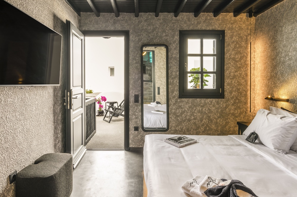 Premium Double Room, Pool View - Photo 3