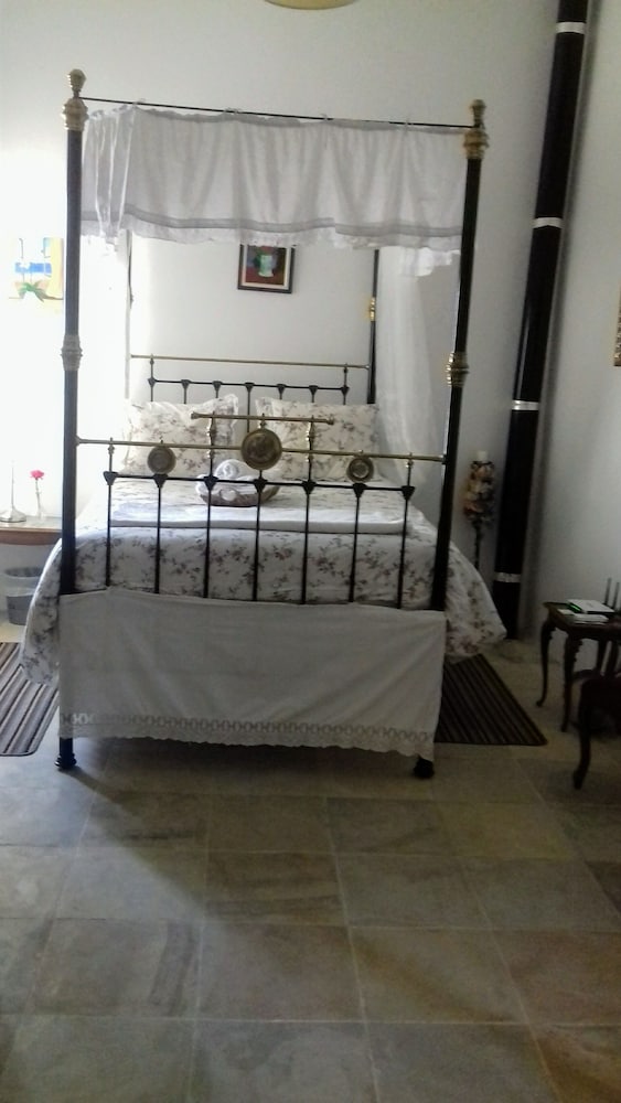 Traditional House, 2 Bedrooms, Valley View photo 2