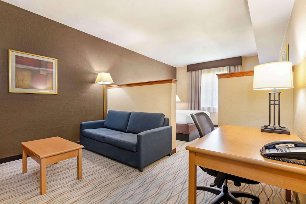 Suite, 1 King Bed with Sofa bed, Non Smoking, Refrigerator & Microwave (with Sofabed) - Photo 2