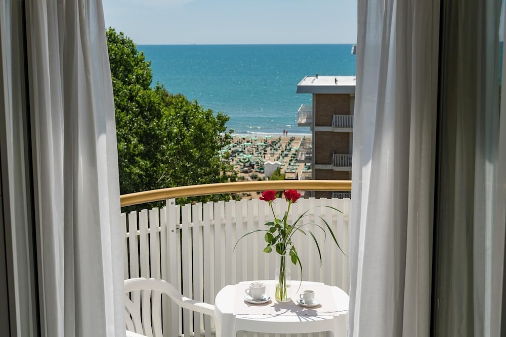 Classic Double or Twin Room, Balcony, Partial Sea View - Photo 5