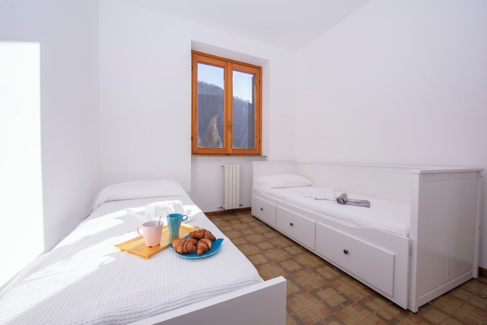 Family Apartment, Multiple Bedrooms, Mountainside (Balcone di Perledo)