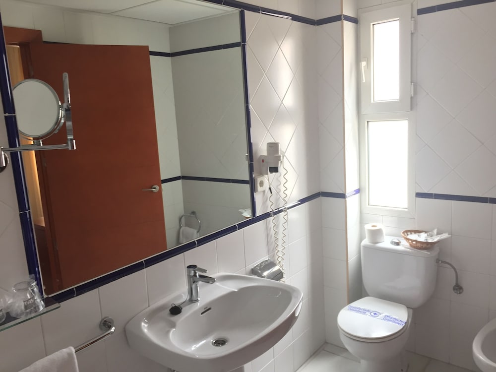Room - Photo 10