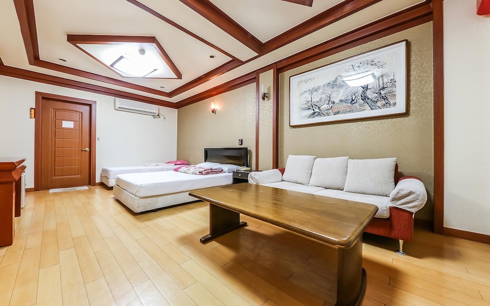 Room (Twin) - Photo 1
