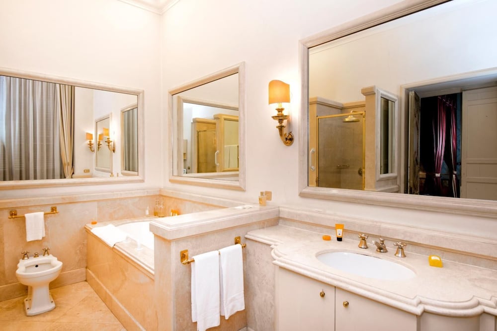 Luxury Suite, Bathtub, City View photo 3