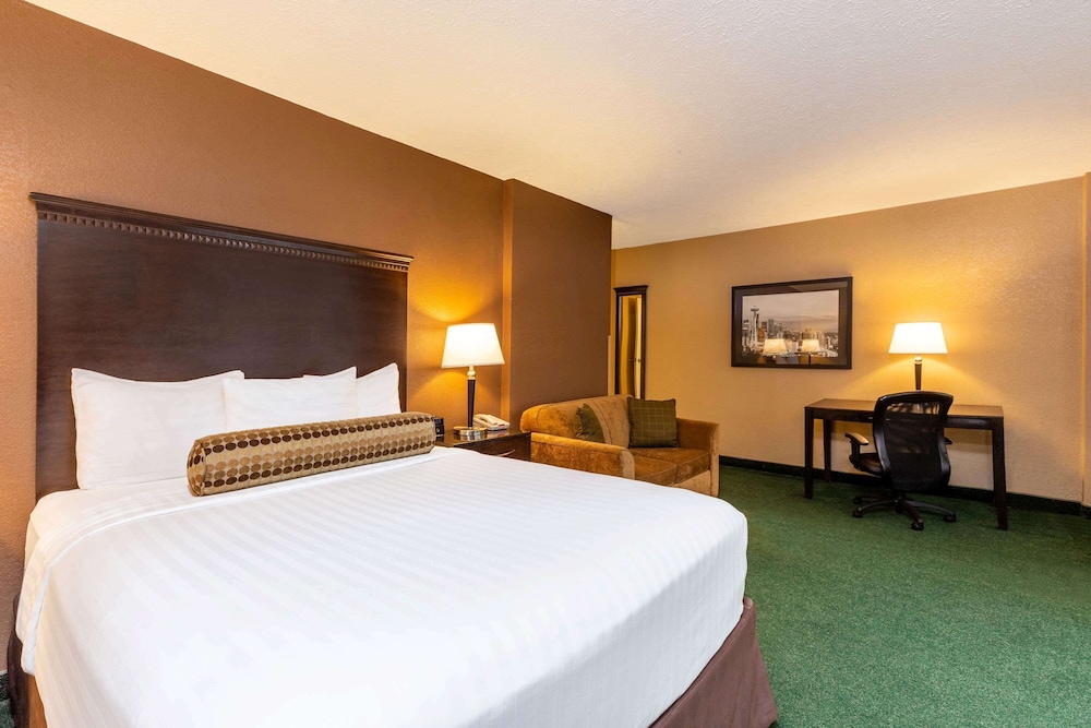 Room, 1 Queen Bed, Accessible, Non Smoking (Mobility Accessible) photo 2
